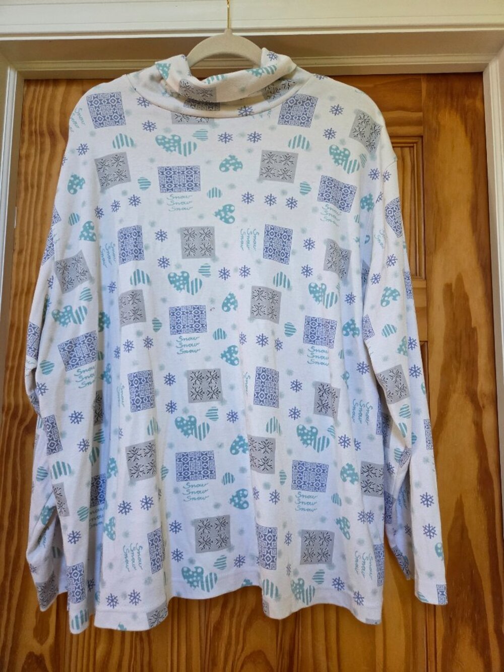 Women's Plus Size 26/28 Fashion Bug Turtle Neck with Snow Theme